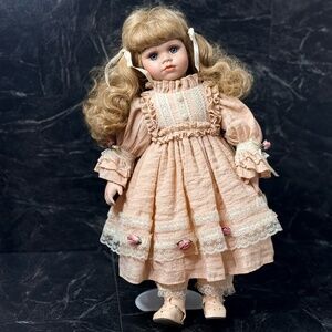 MADISON LEE Limited Edition 1070/4950 Doll w/Stand